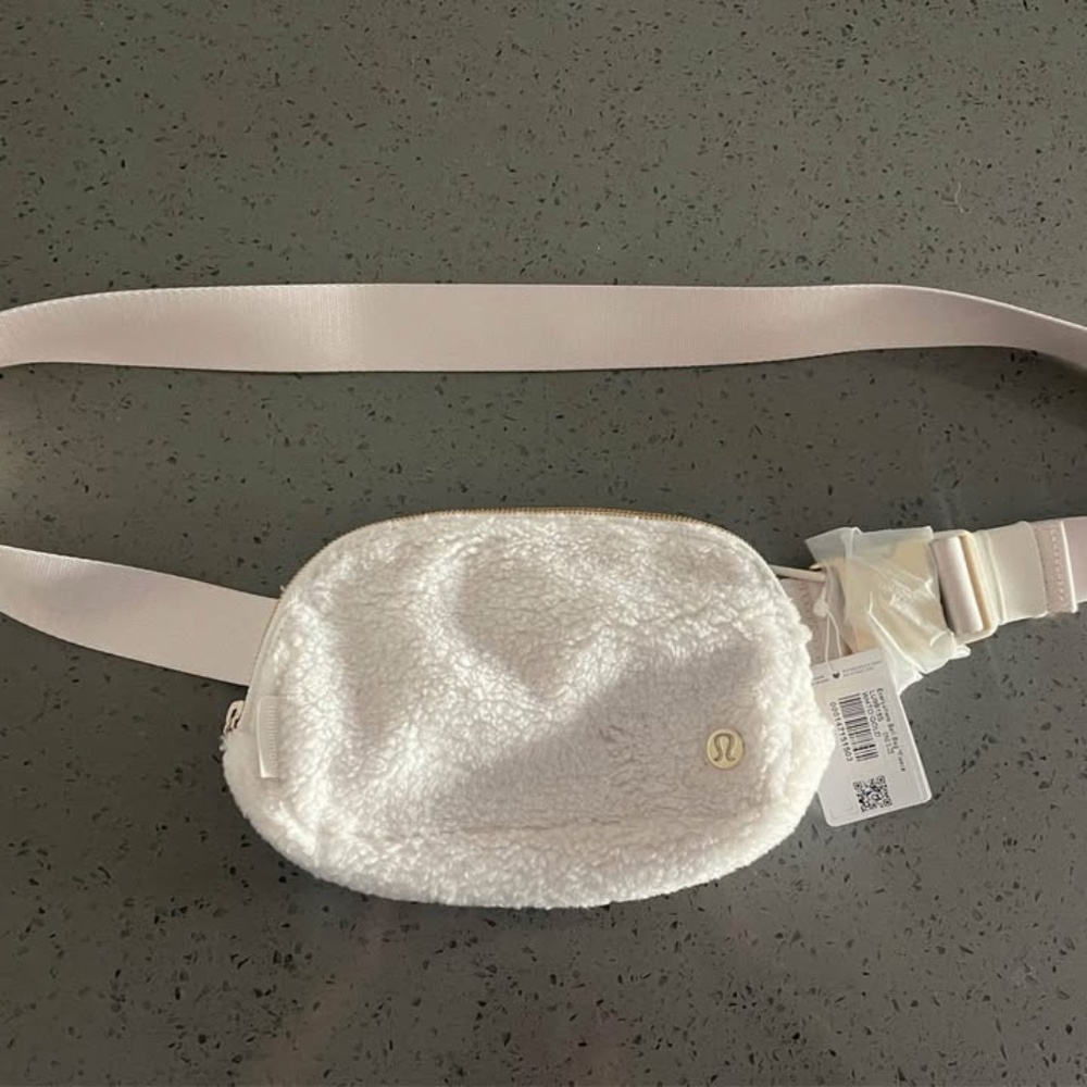 Brand New Sherpa Lululemon Athletica Everywhere Fleece Belt Bag (Light Ivory)
